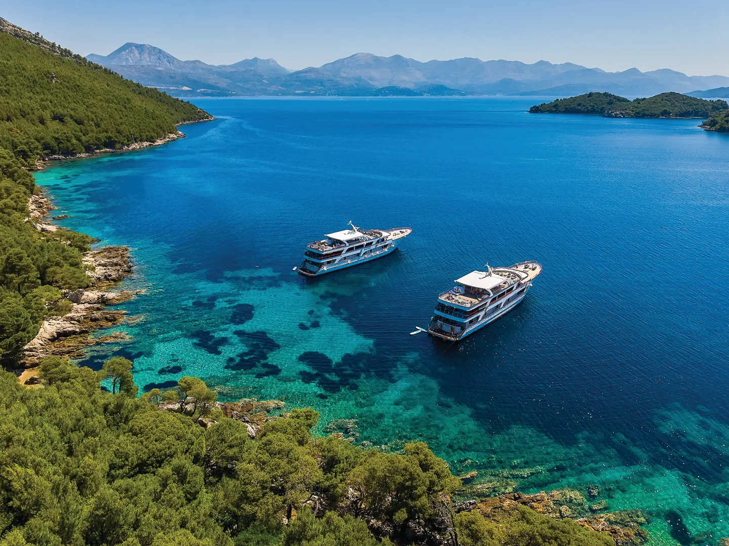 Kreuzfahrtschiffe auf dem Wasser in Kroatien