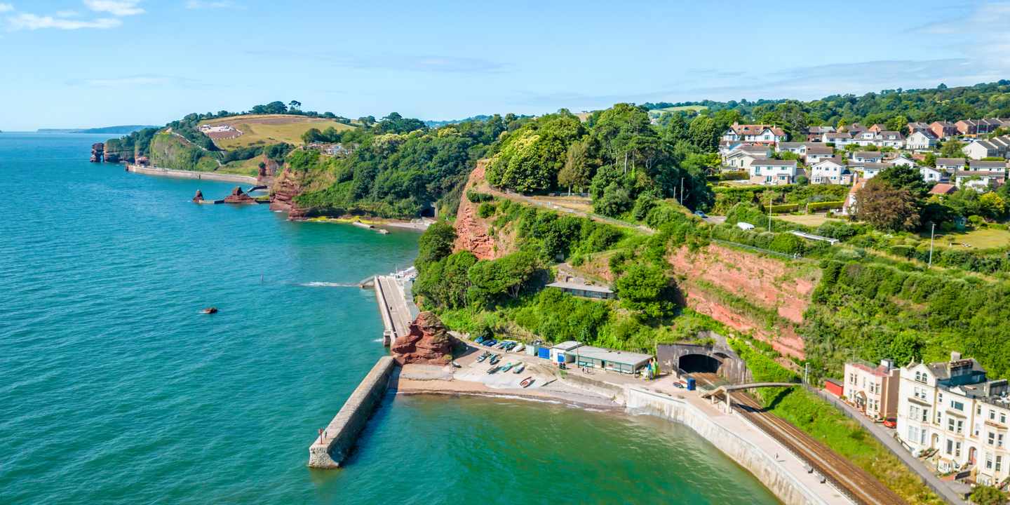 grossbritannien-devon-dawlish-lea-mount-bahnhof-am-meer-g-1530473242.jpg