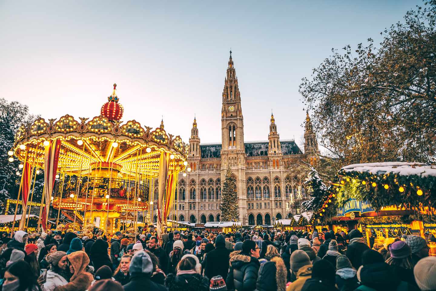 Städtetrip Dezember. Karussell auf Christkindlmarkt in Wien