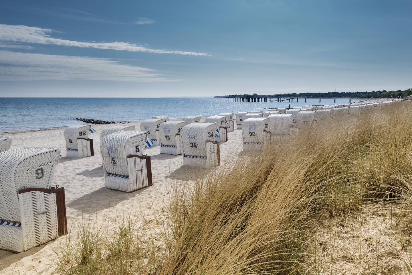 Urlaub am Timmendorfer Strand: Strandkörbe vor einer Düne in Timmendorfer Strand, im Hintergrund die Ostsee