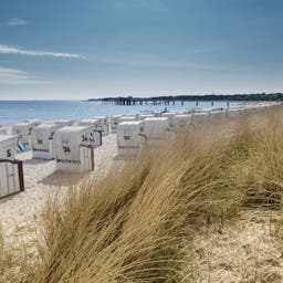 deutschland-schleswig-holstein-timmendorfer-strand-strandkoerbe-g-147642564.jpg