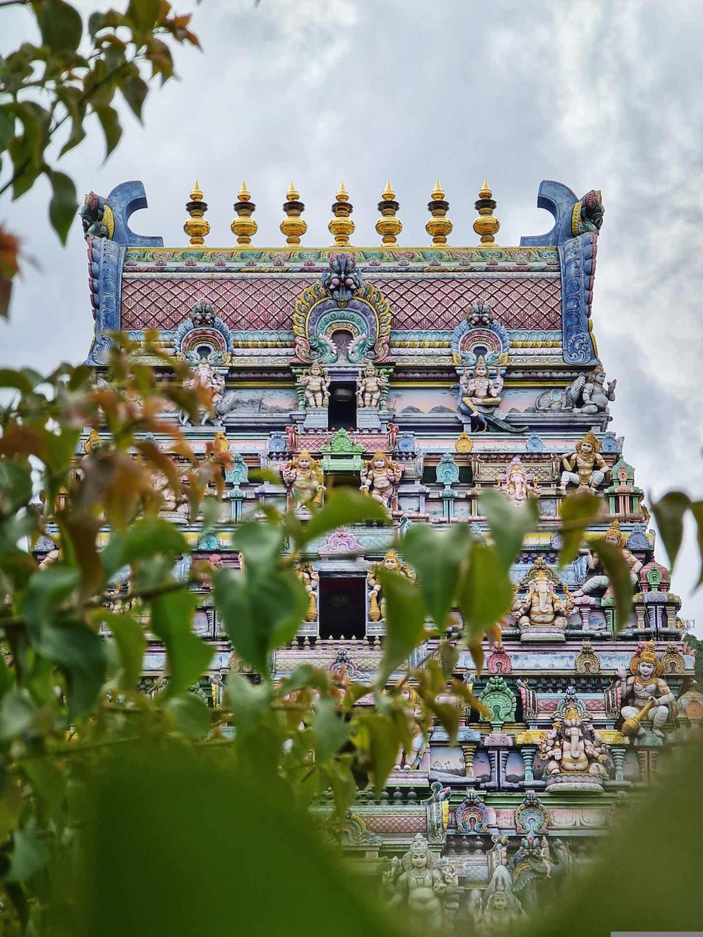 Farbenfroher Hindu-Tempel auf Mahe