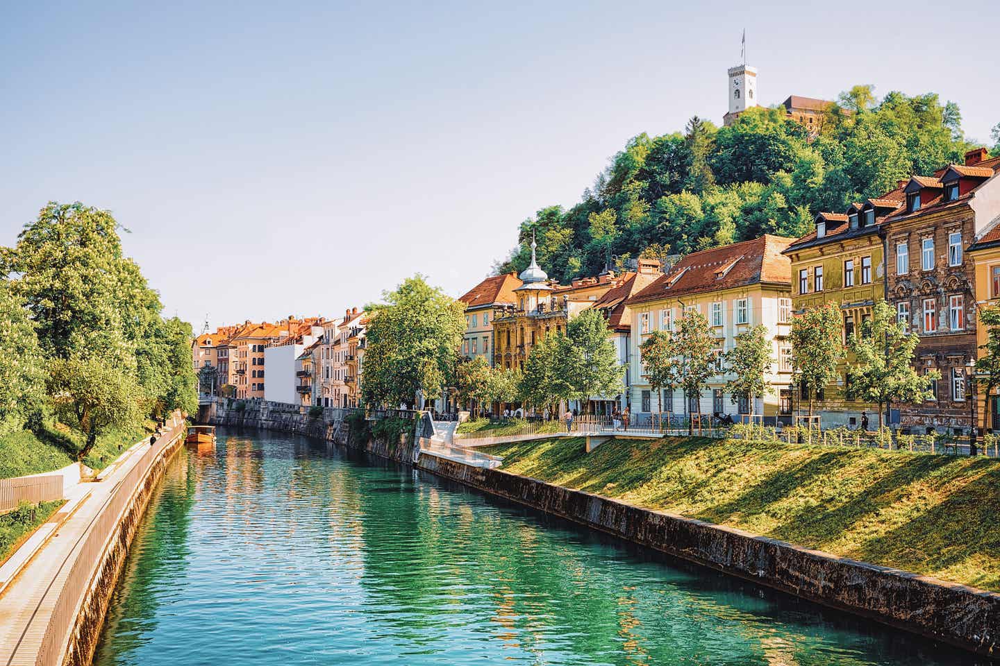 Blick auf den Fluss und die Häuserfront in Ljubljana