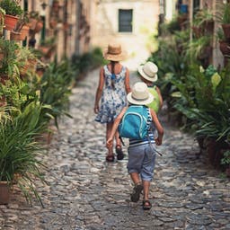 spanien-mallorca-dorf-familie-g-484168668.jpg