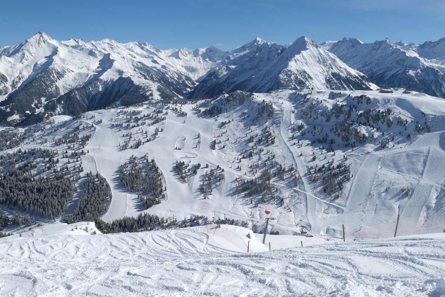 Aussicht auf einen verschneiten Berg im österreichischen Zillertal