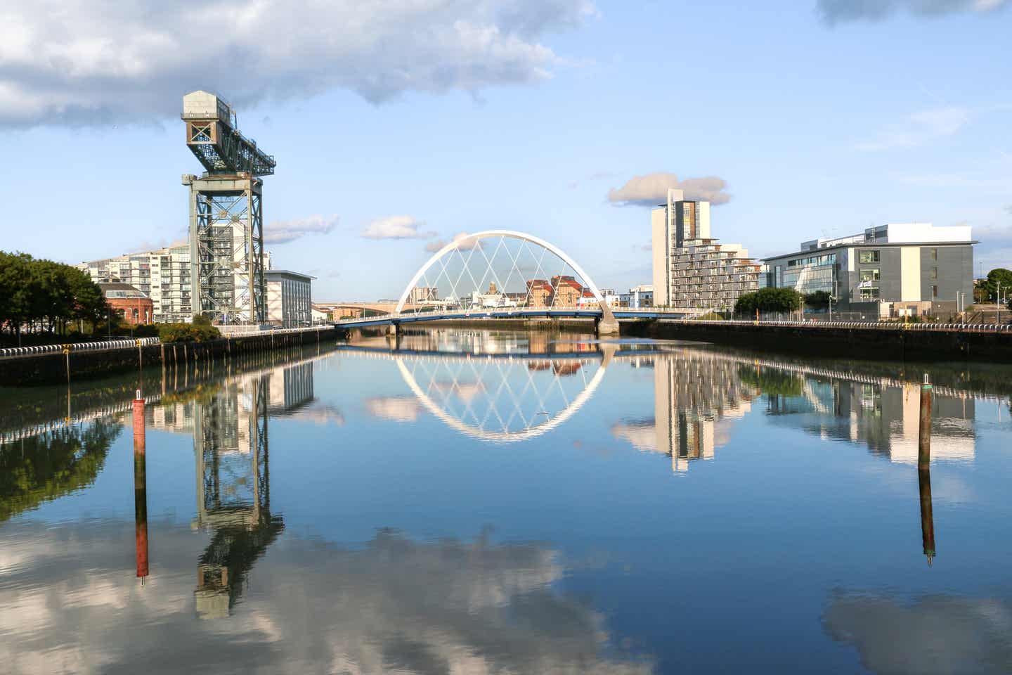 Sieht so schräg aus, dass ihr Spitzname „Squinty Bridge" ist: schief aussehende Clyde Arc Markante Schrägseilbrücke über den Clyde in Glasgow