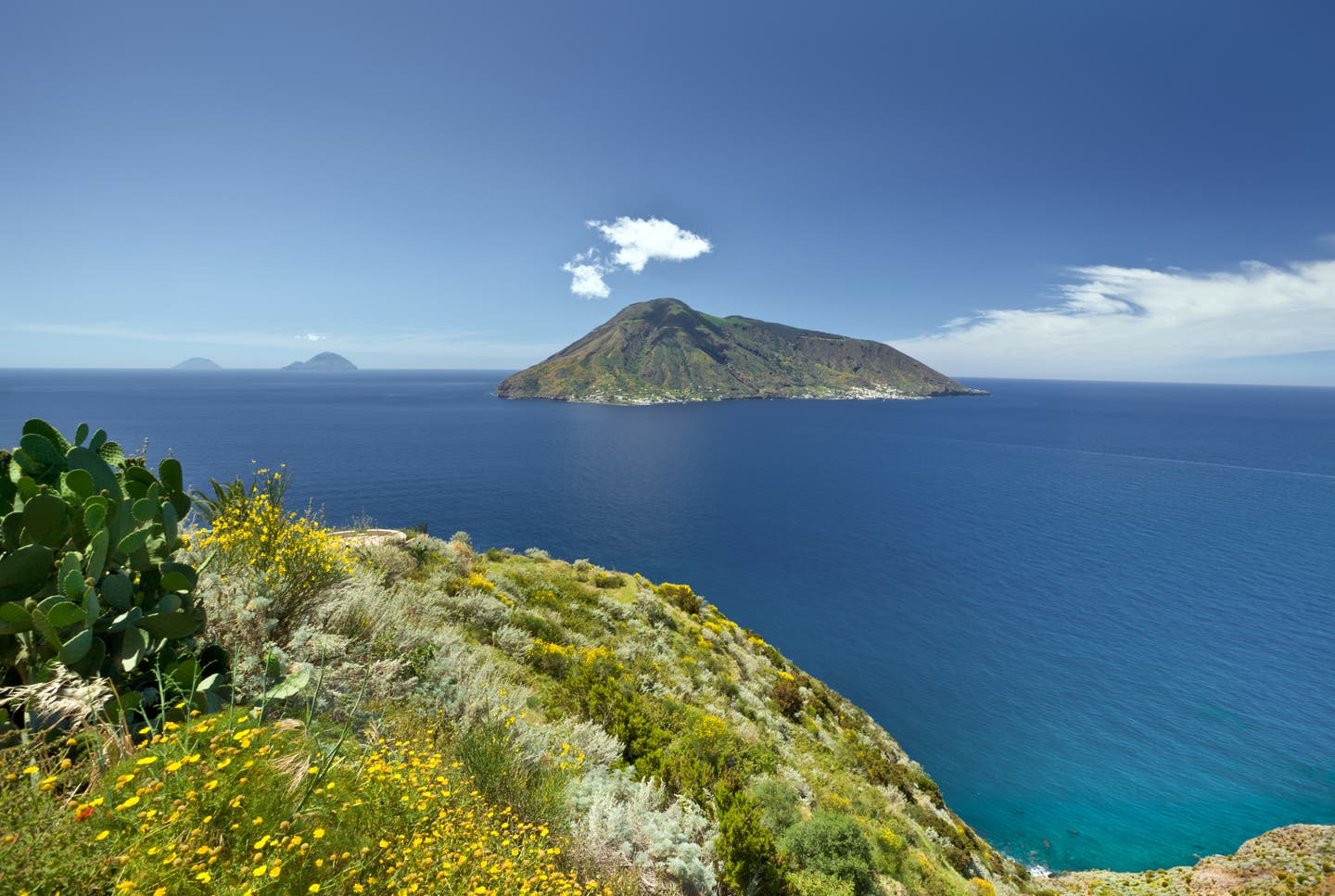 Liparische Inseln: Blick von der Insel Lipari auf die Inseln Salina, Filicudi und Alicudi.