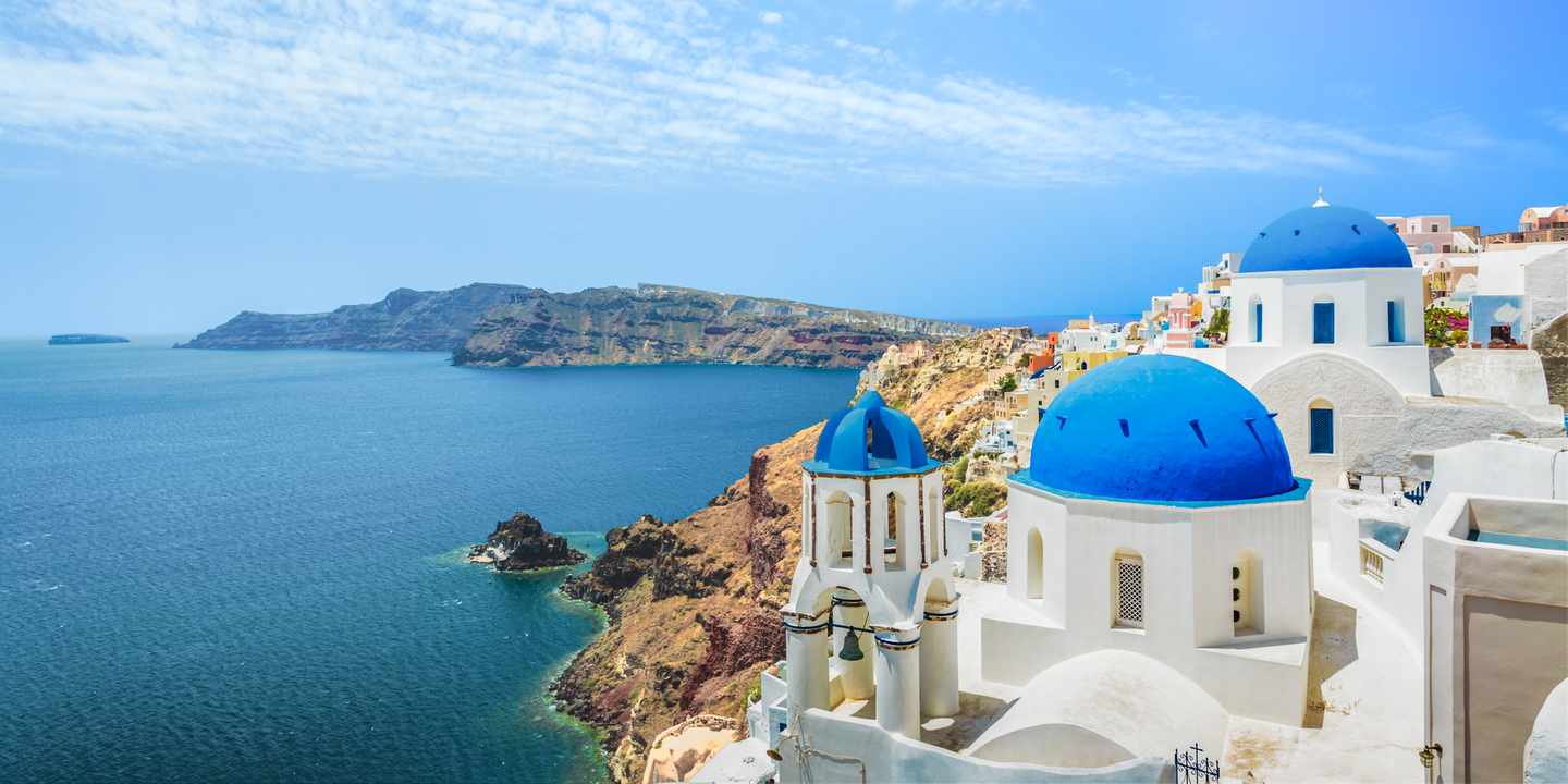 Blick auf die weiße Kirche von Oia auf Santorini 