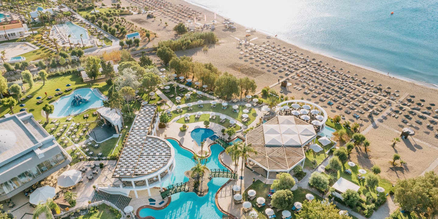 Blick auf eine Hotelanlage mit Strand und Meer