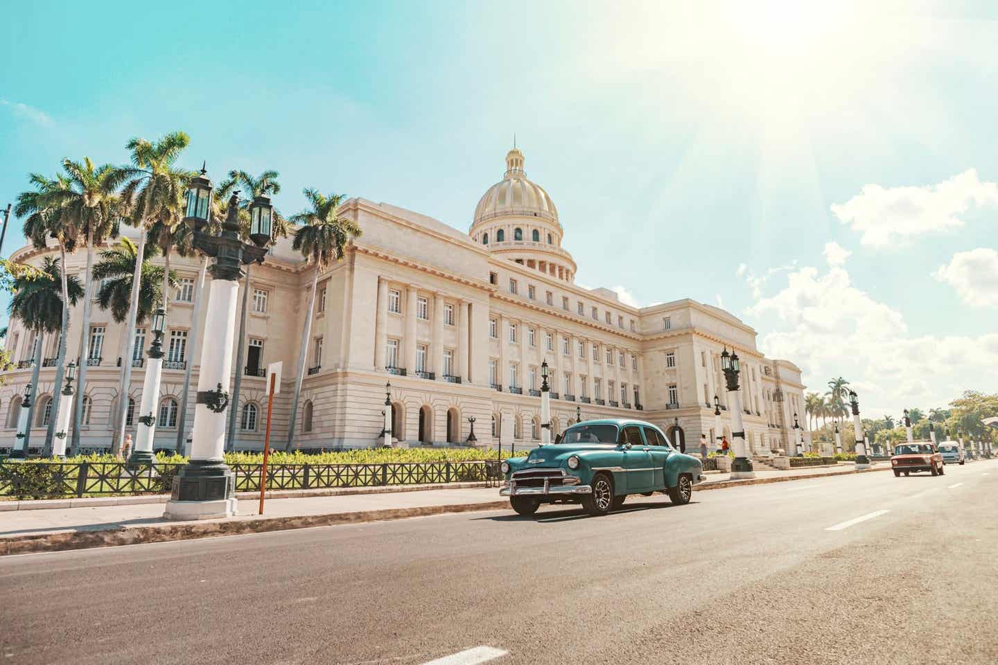 Heiraten in der Karibik: Oldtimer in Havanna auf Kuba