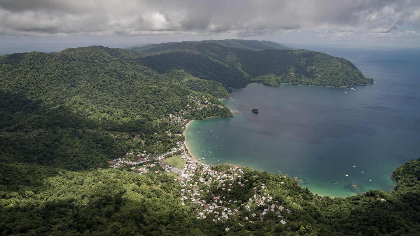 Tobago Urlaub mit DERTOUR. Luftaufnahme der Man-O-War Bay mit dem Biosphärenreservat Nordost-Tobago