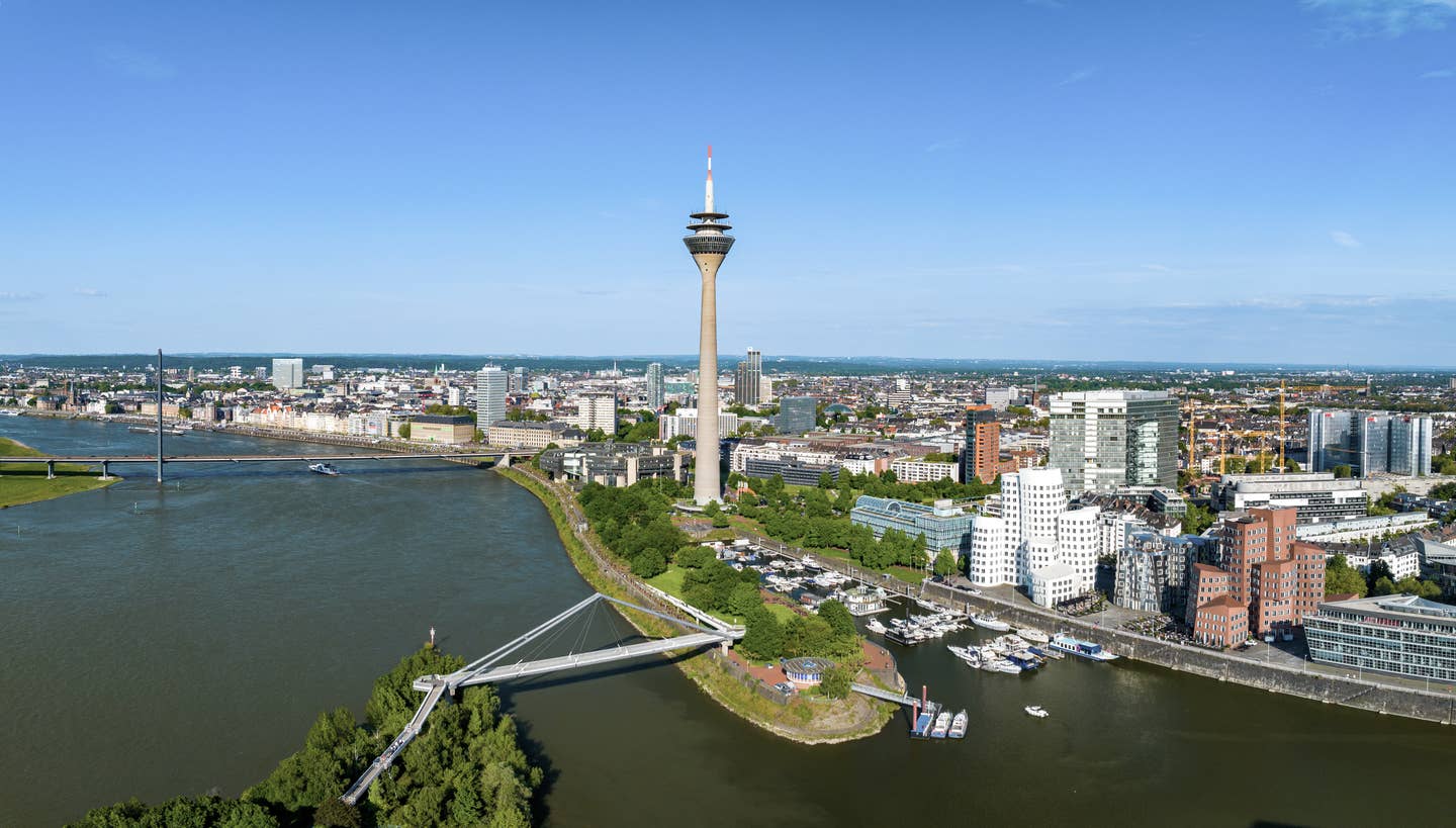 Städtereise in Düsseldorf: Blick auf Düsseldorfer Skyline im Frühling Städtereise in Düsseldorf: Blick auf Düsseldorfer Skyline im Frühling