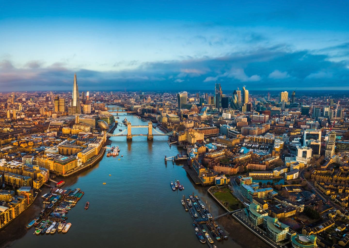 Londons Insider-Tipps. Panoramafotot mit Themse und Skyline.