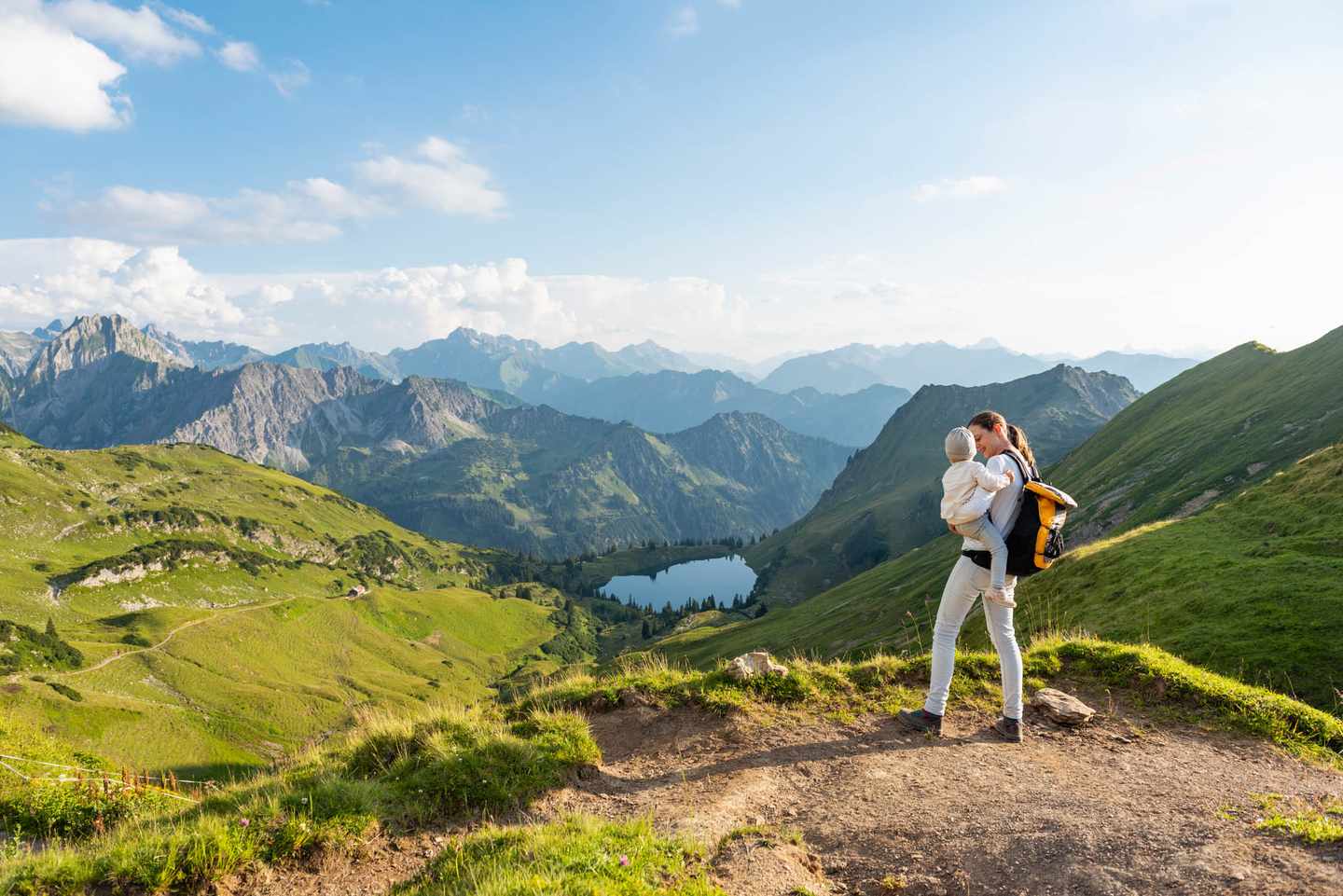 deutschland-bayern-oberstdorf-alpen-mutter-kind-wanderung-bergpanorama-g-1057204128.jpg