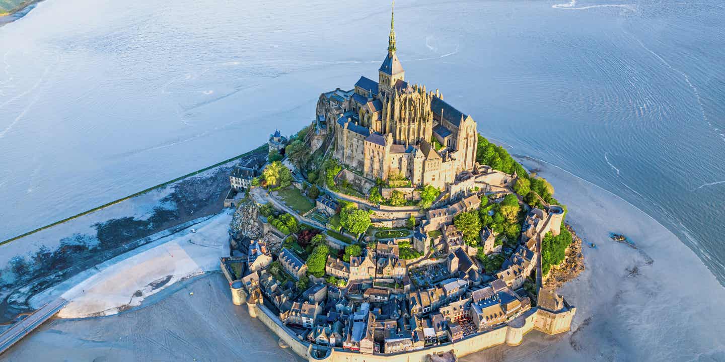 Stadt mit Burg auf einer Insel, Wasser drum herum in Frankreich