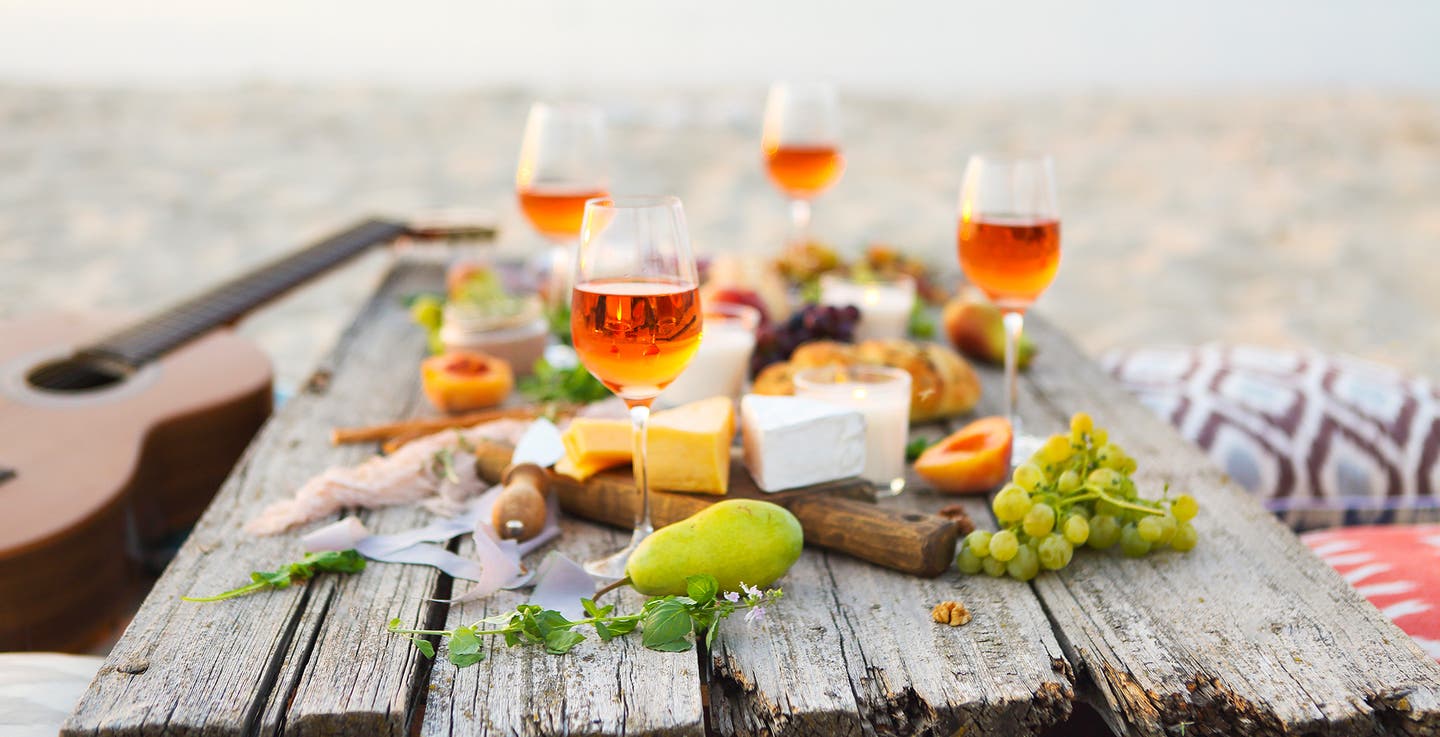 Nahaufnahme von einem Tisch mit Wein und Essen