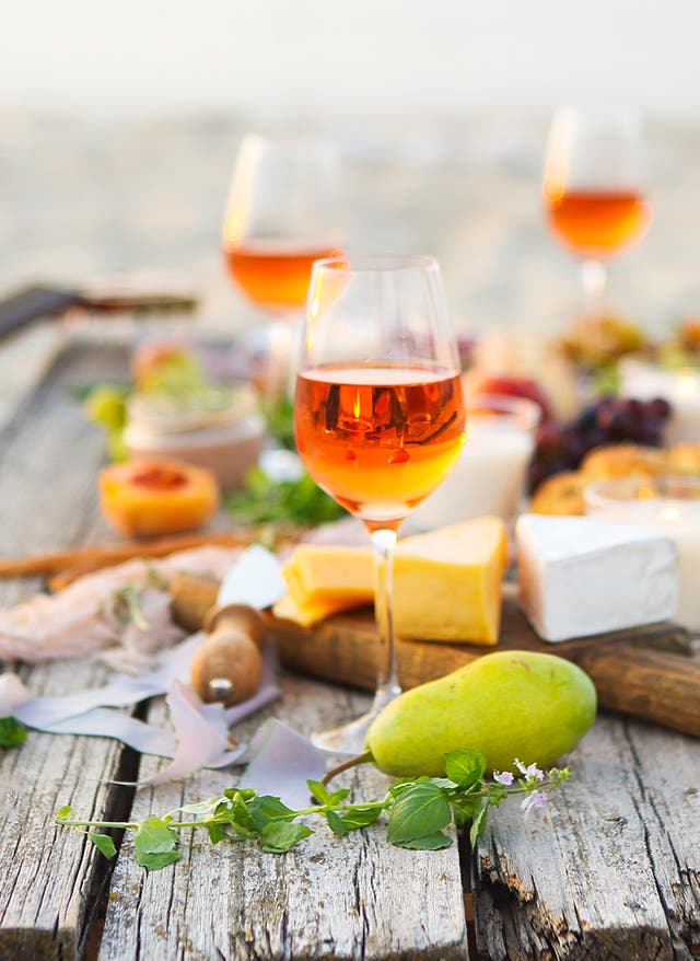 Mallorca Spezialitäten Nahaufnahme von einem Tisch mit Wein und Essen