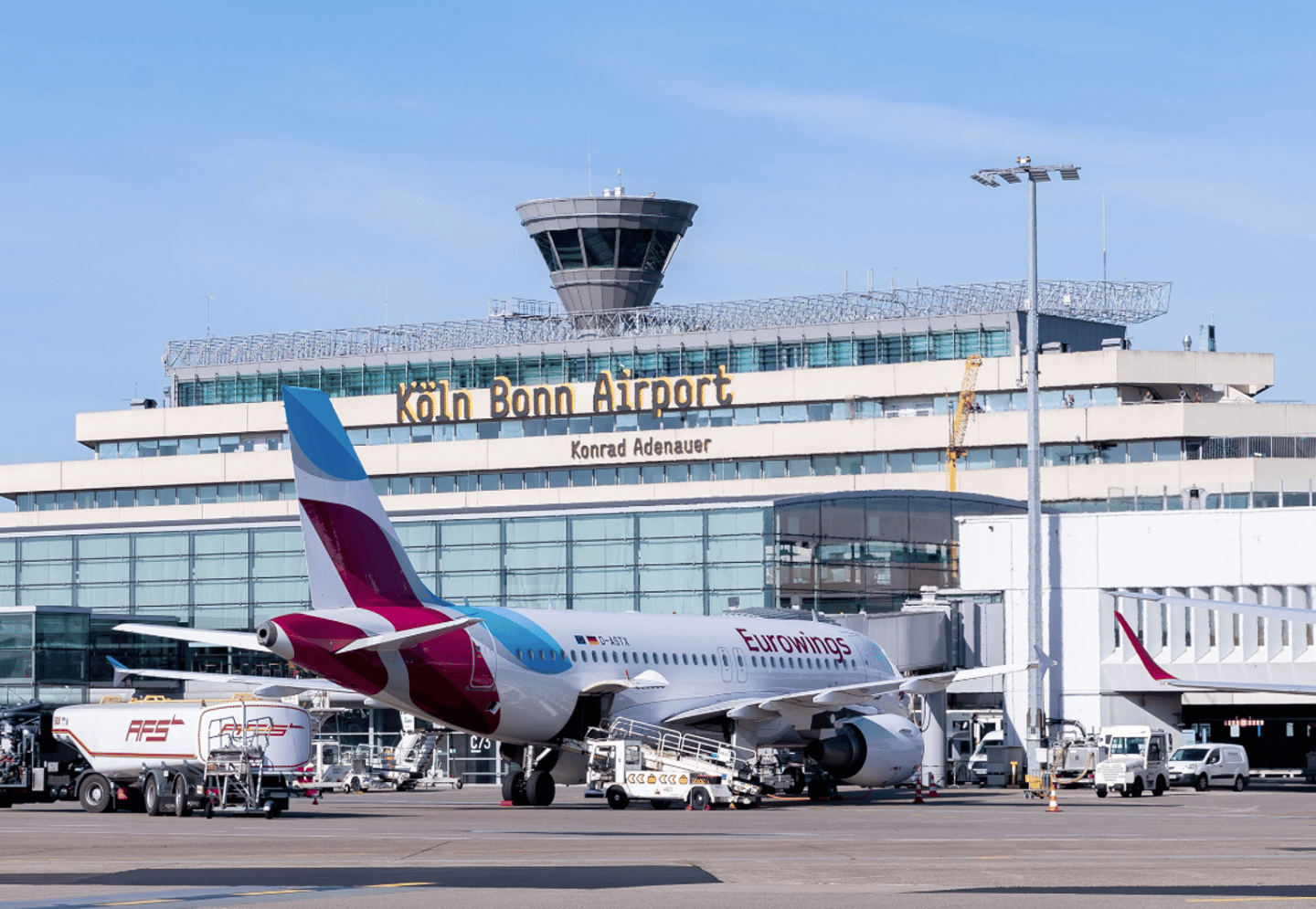 Köln Bonn Airport: Flugzeug Eurowings steht vorm Terminal