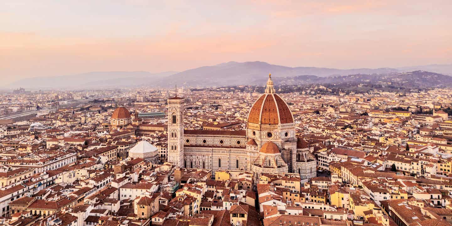 Blick auf die Skyline von Florenz im Sonnenuntergangslicht