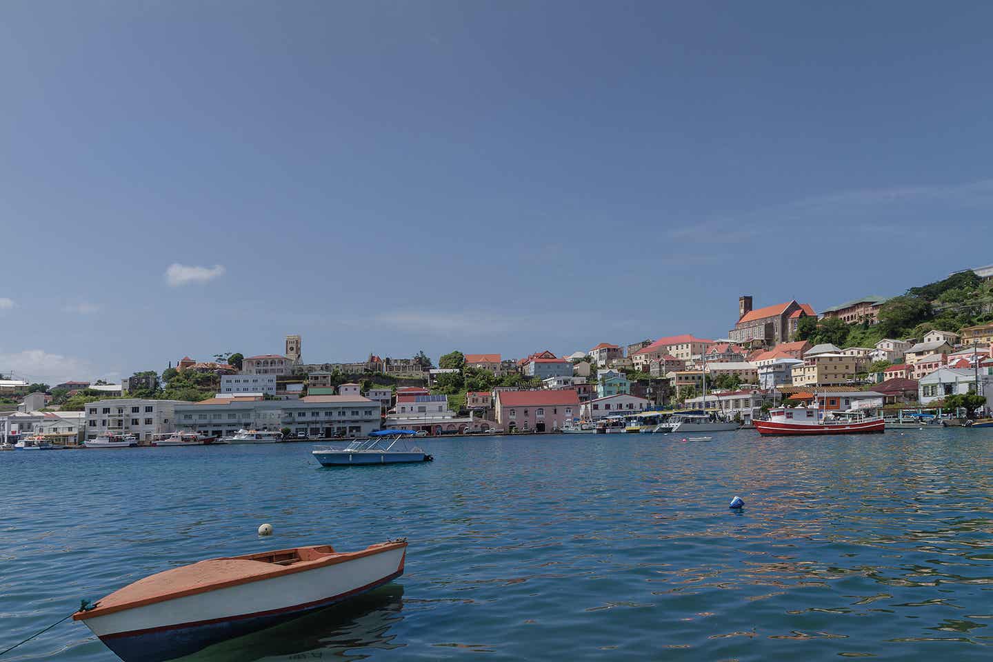 Grenada Urlaub mit DERTOUR. Carenage, die Wasserseite von St. George's, Grenadas Hauptstadt