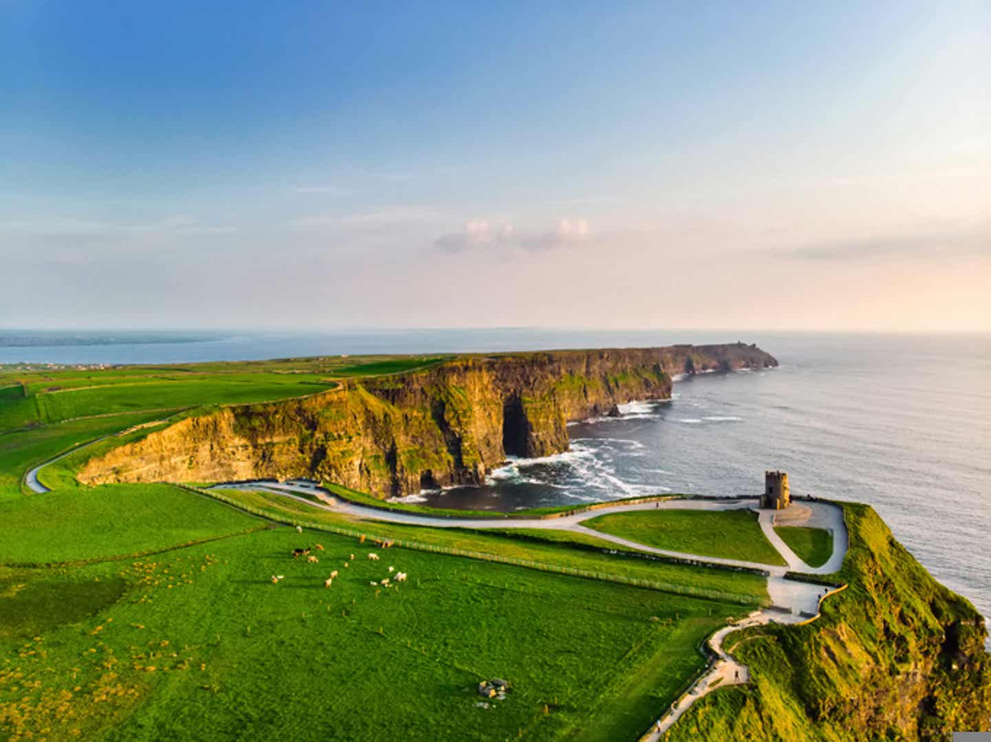 Busrundreise Irland: Panoramablick von den Cliffs auf Moher in Irland