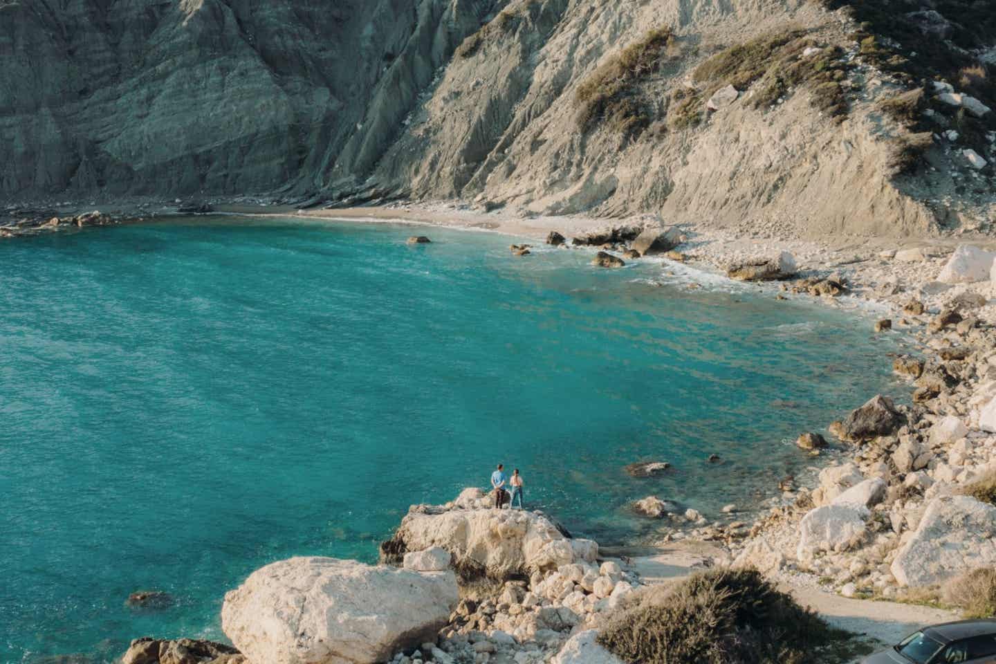 Türkei-Urlaub: ein Paar blickt auf eine traumhafte Bucht