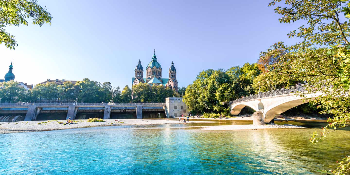 Sommerlandschaft von München mit Lukaskirche