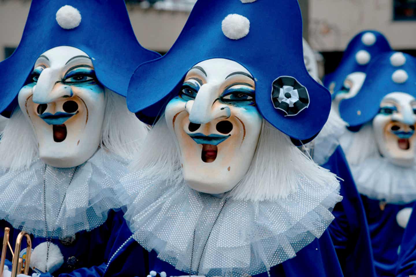 Karneval in Basel - bizarre Masken und Kostüme