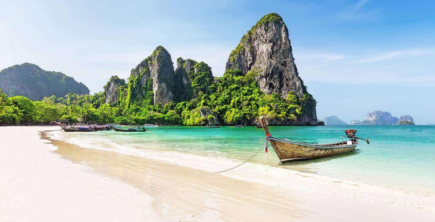 Traditionelles thailändisches Boot am Strand