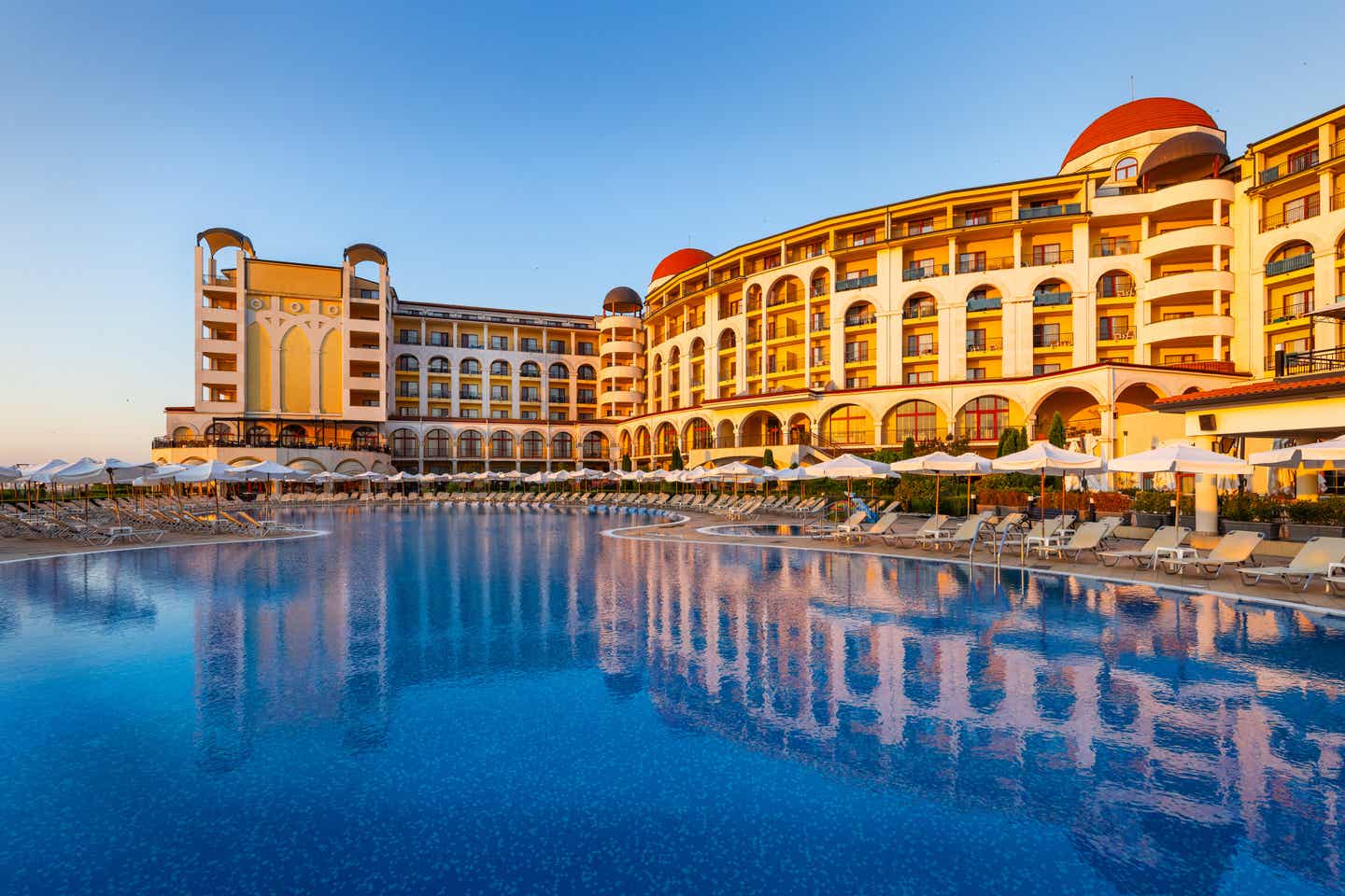 Alua Helios Bay Außenansicht Alua Helios Bay Außenansicht mit Pool und Gebäude