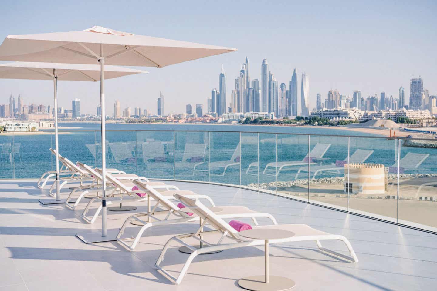 Dubai W-The Palm Hotel: Pool und Aussicht auf Skyline