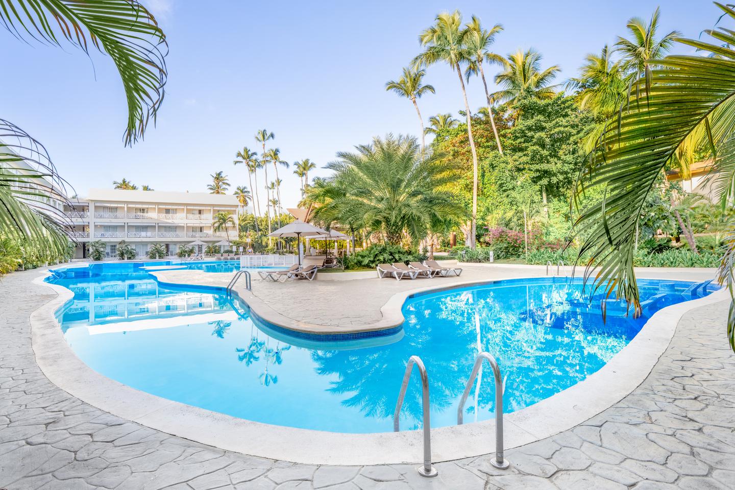 Poolanlage unter Palmen im Vista Sol Punta Cana