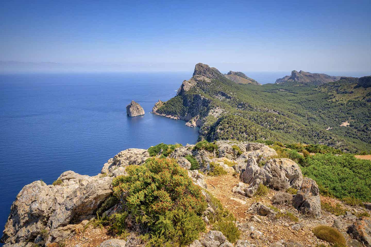 Steilküste an der Serra de Tramuntana im Westen Mallorcas