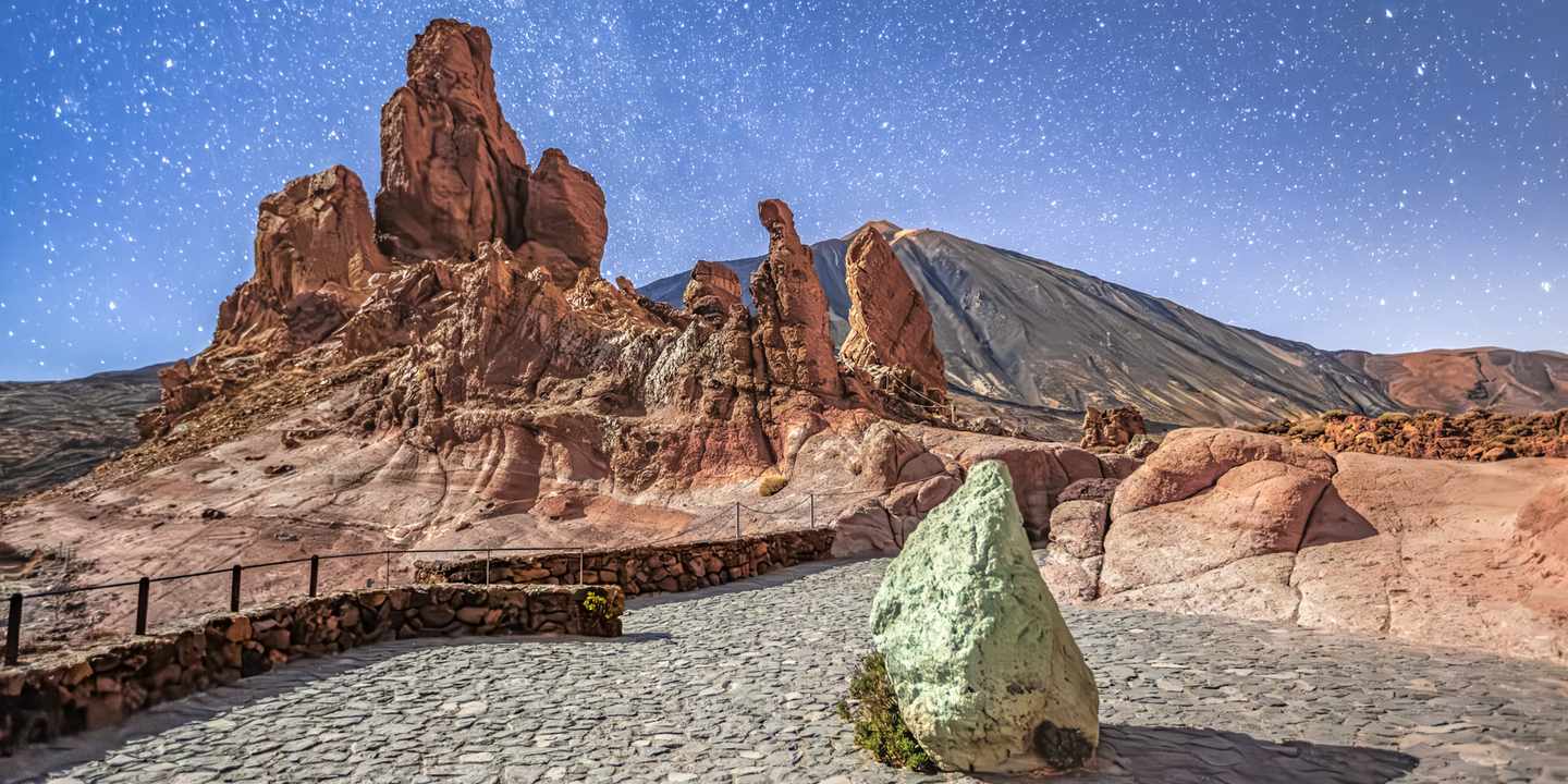 Roques de García im Teide-Nationalpark bei Nacht mit Sternenhimmel und Blick auf den Vulkan Teide auf Teneriffa