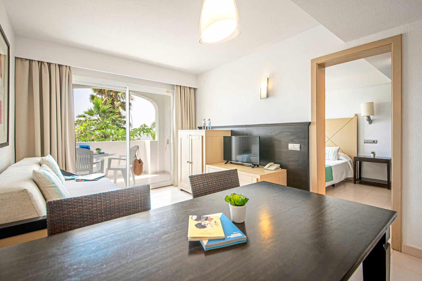 Beste Familienhotels Mallorca – Appartement im Blau Punta Reina Resort mit Balkon, Wohnbereich und separatem Schlafzimmer