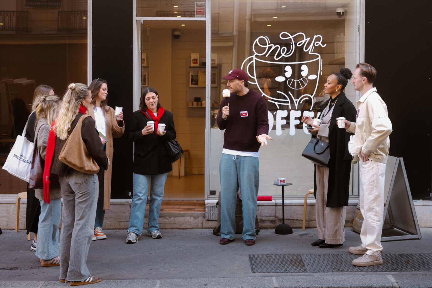 Die Reisegruppe von #niclasmachturlaub in Paris vor One Sip Coffee
