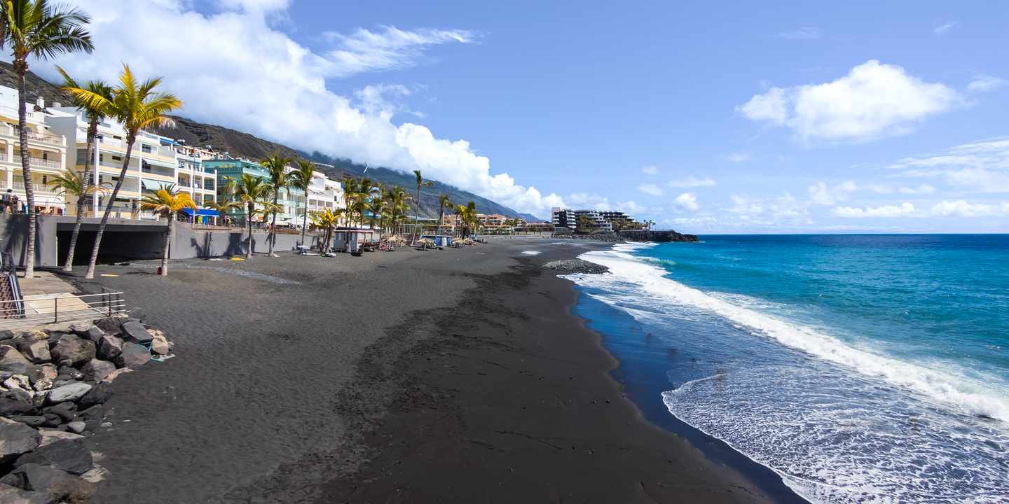 Playa de Puerto Naos auf La Palma mit schwarzem Lavastrand, Promenade und Atlantikküste