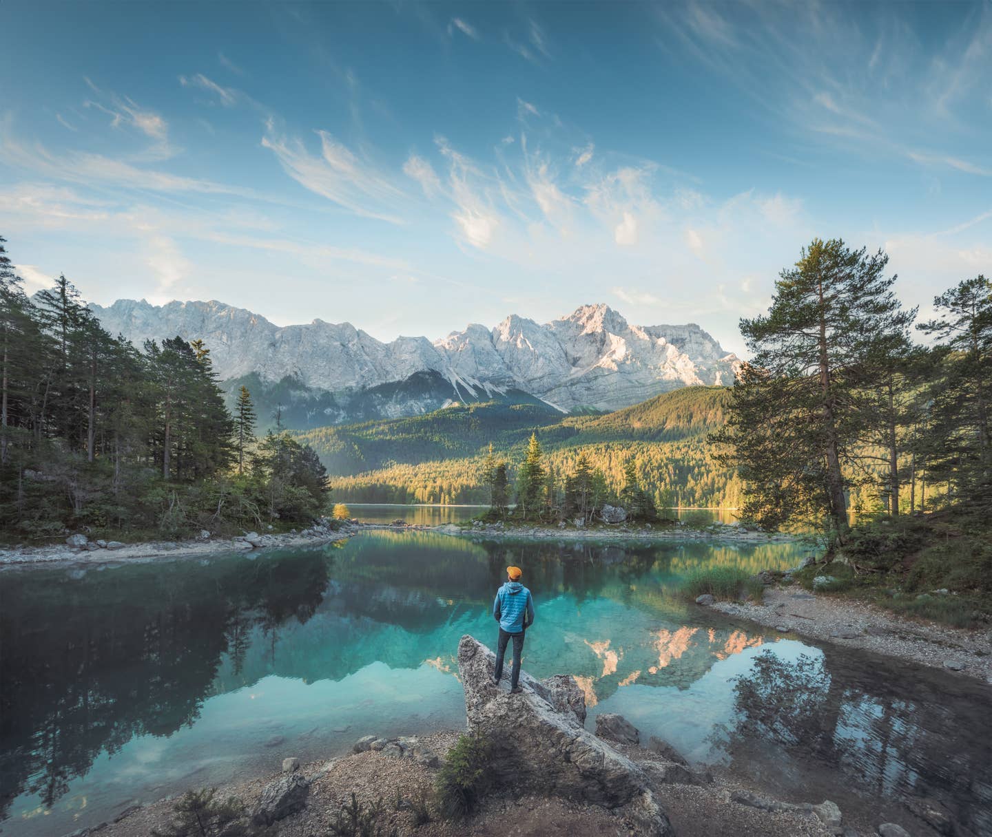 Nachhaltigerer Urlaub: ein Mann steht am Ufer des Eibsees in Bayern