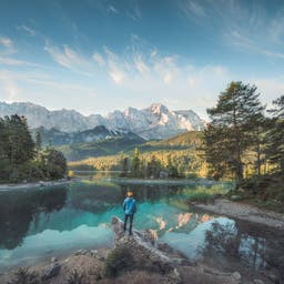 Nachhaltigkeit-Deutschland-Bayern-Eibsee-Mann-Bergkulisse-g-2130934199.jpg