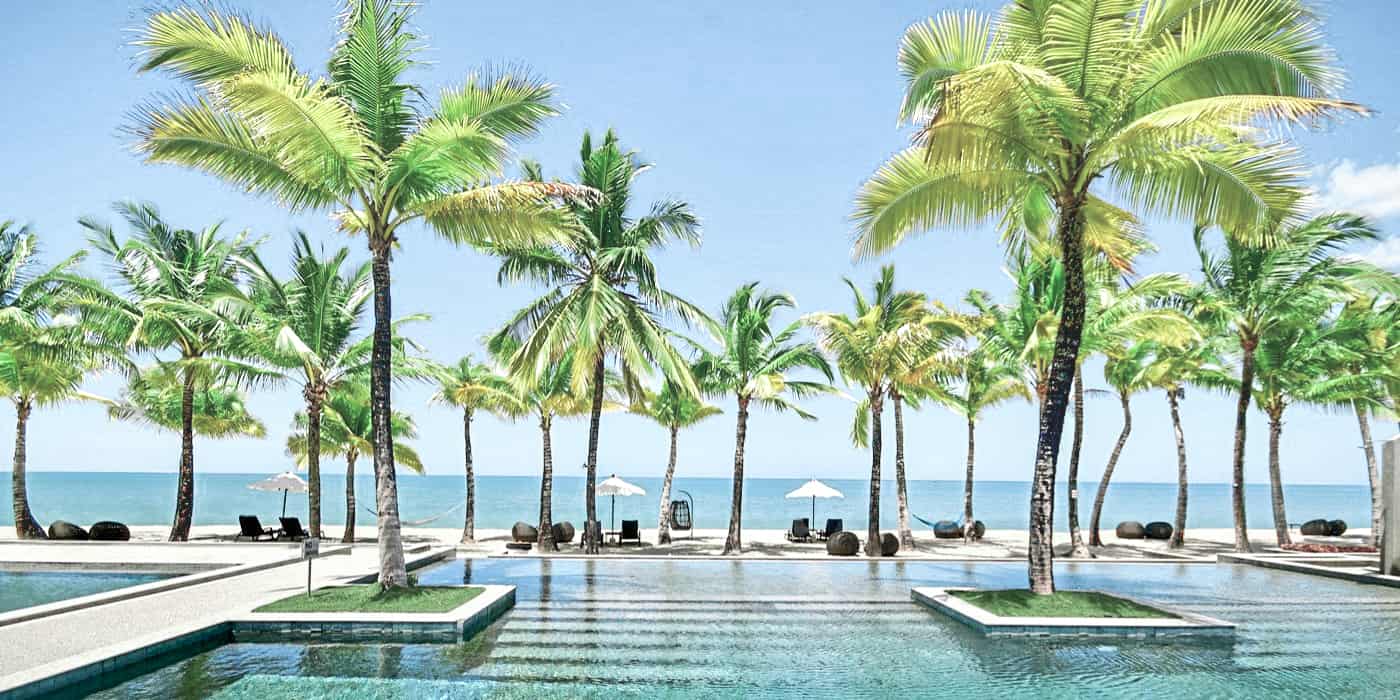 Pool und Strand im außergewöhnlichen ananea Hotel in Thailand