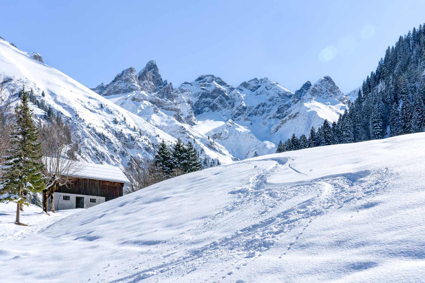 Sehenswürdigkeiten im Allgäu: Radfahrerinnen in den Alpen im Winter