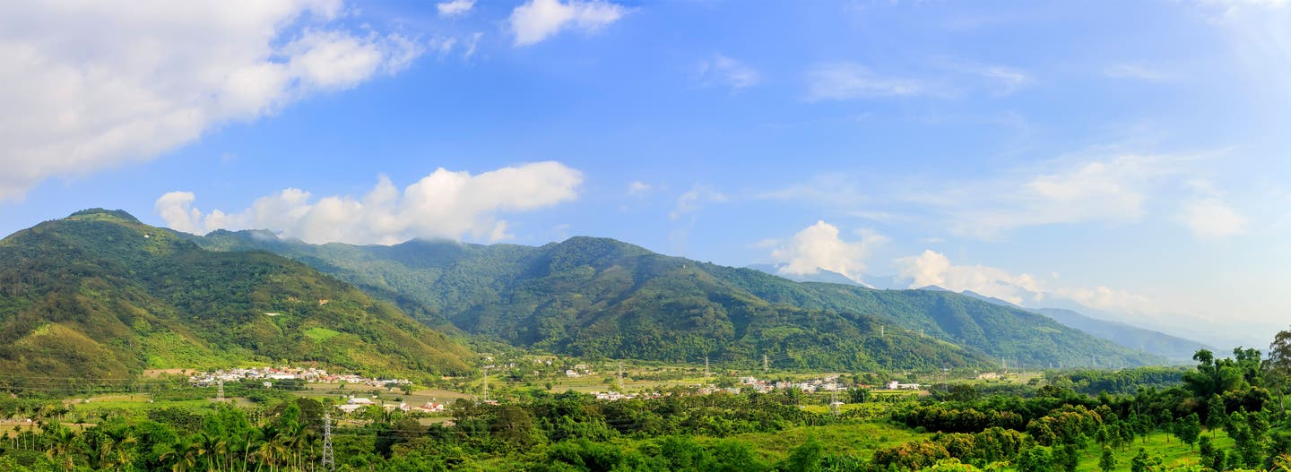 Mitarbeiter-Tipp Taiwan. Blick auf die Stadt Taitung. Hintergrund grüne Berge.
