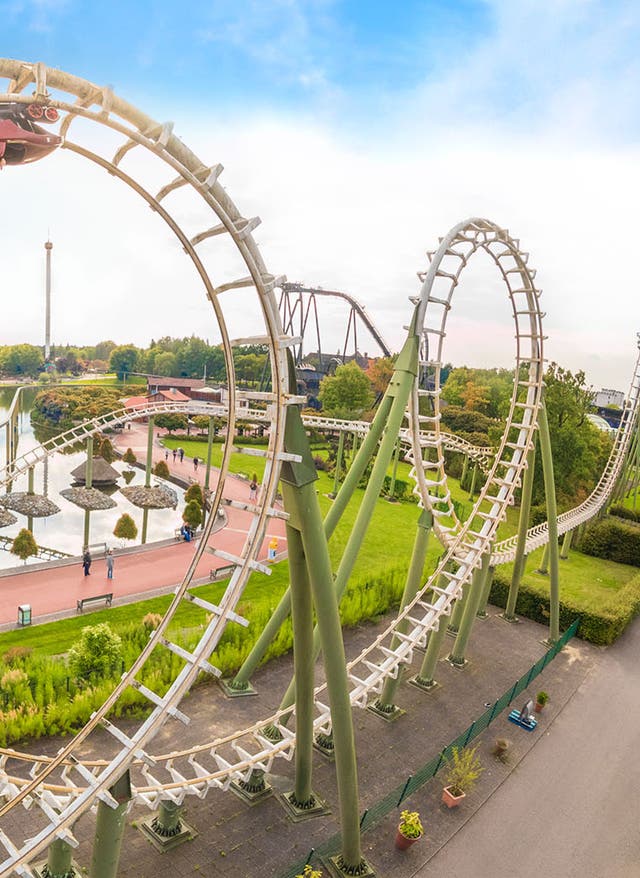 Heide Park Achterbahn Heide-Park-Achterbahn mit doppelten Loopings und Menschen fahren kopfüber