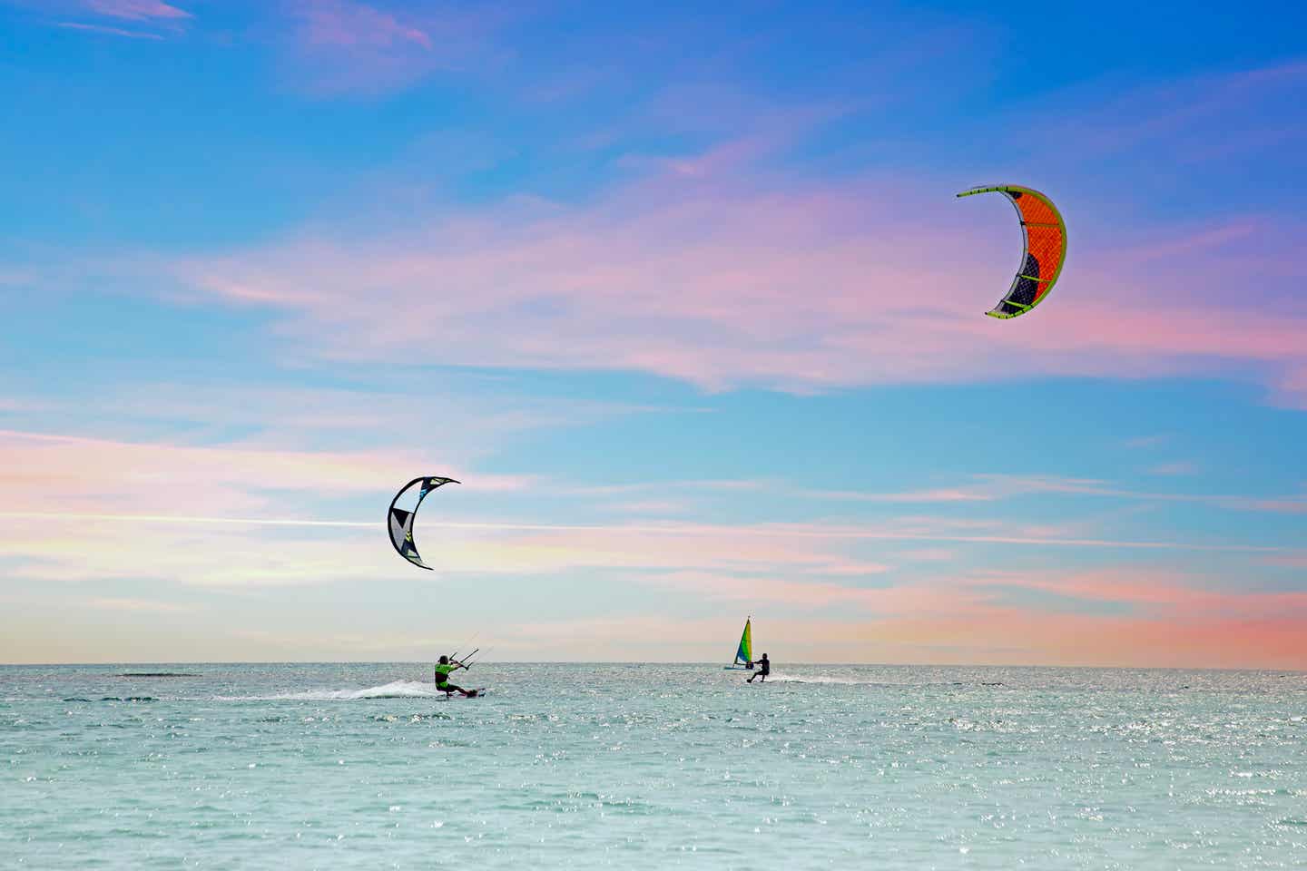 Wassersport auf Aruba: Windsurfen auf dem Meer