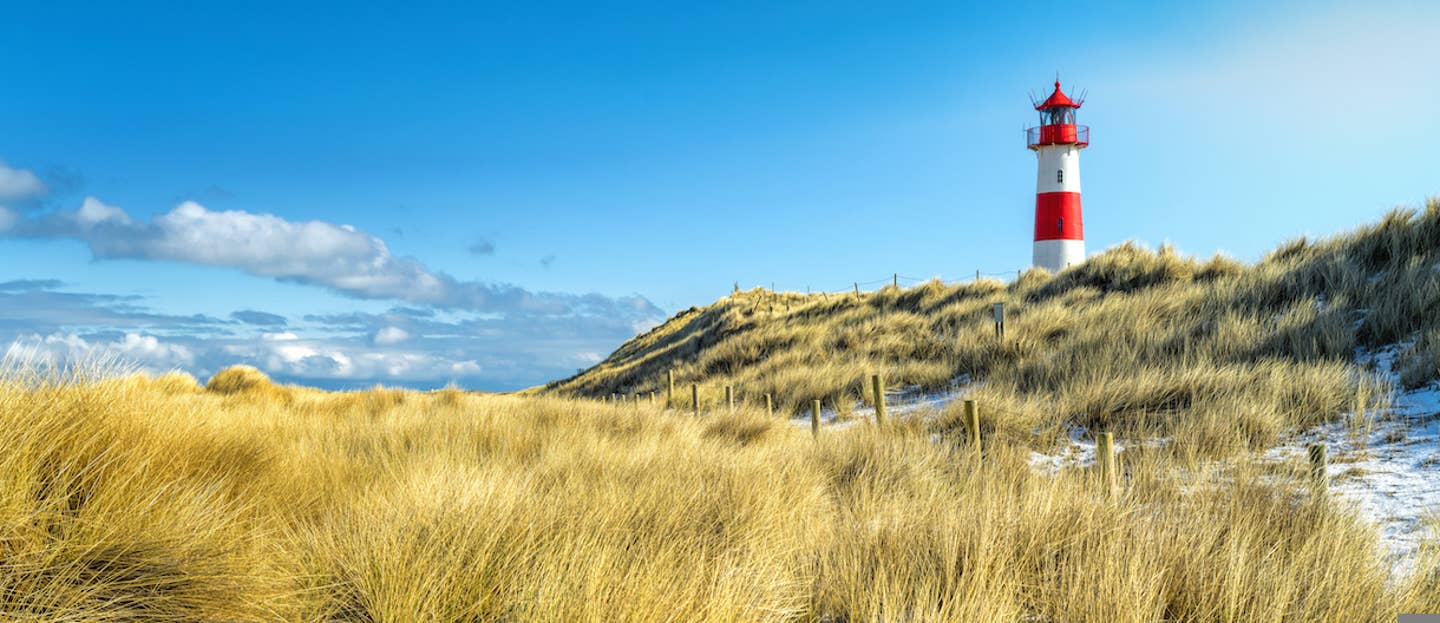 Strandurlaub Nordsee – prächtiger Leuchtturm am Strand von Sylt