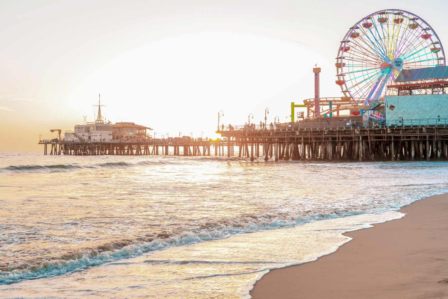 Der Santa Monica Pier vom Strand aus gesehen im Sonnenuntergang 