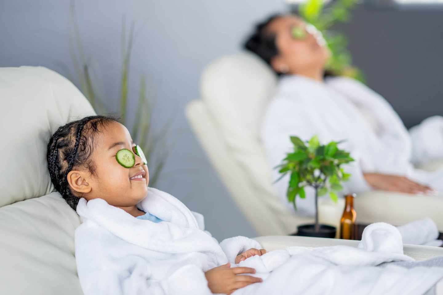 familien-wellnessurlaub-spa-kind-mutter-gesichtsbehandlung-kind-g-2202086738.jpg