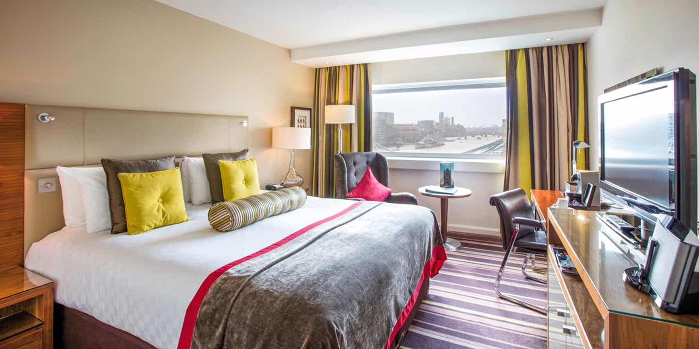 The Tower Hotel in London: Schlafen mit Blick auf die Themse oder den Tower möglich Blick auf ein Hotelzimmer, durch das Fenster sieht man die Themse im Hintergrund