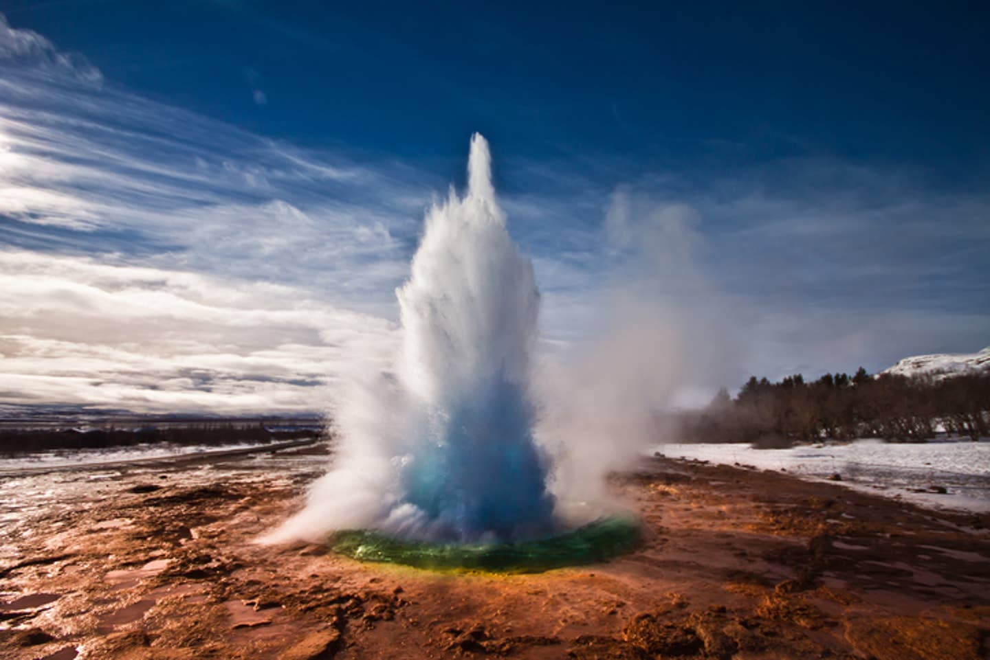 Rundreisen Island: die Fontäne des Strokkur Geysirs auf Island