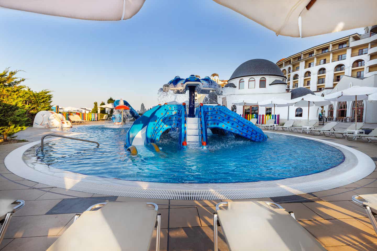 Kinderpool mit Wasserrutsche im Alua Helios Bay Kinderpool mit Wasserrutschen im Alua Helios Bay